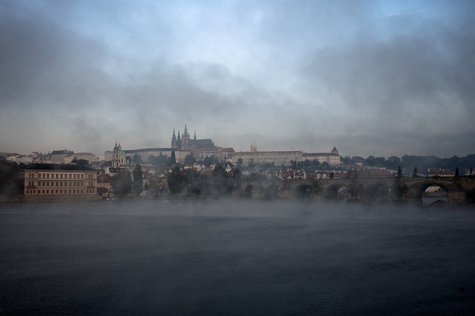 Mlžný pohled na Pražský Hrad