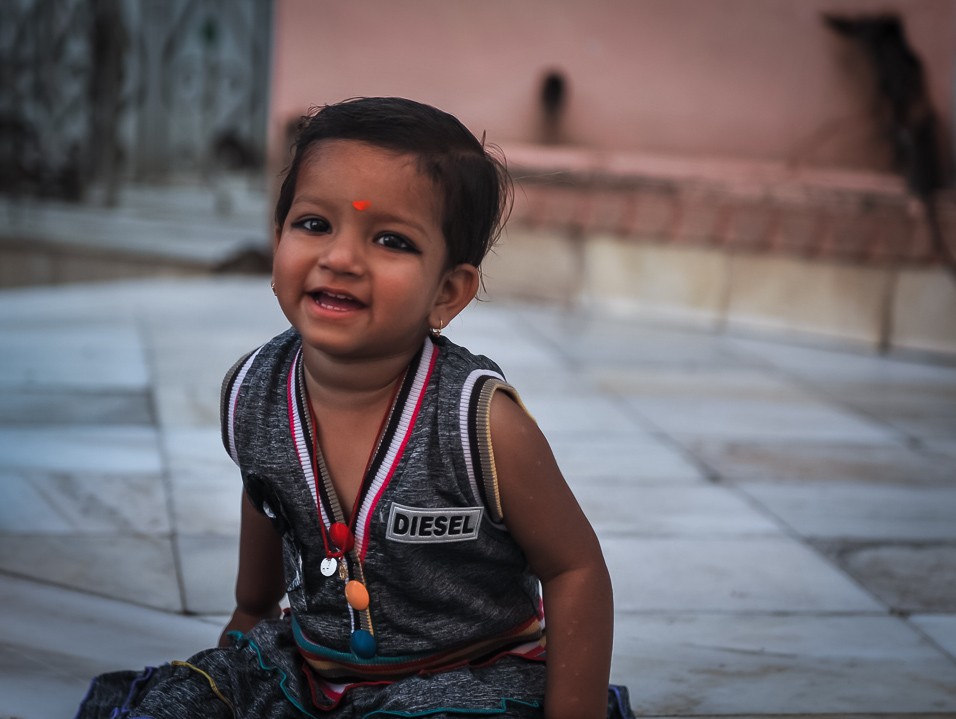 Indické dítko v krysím chrámu