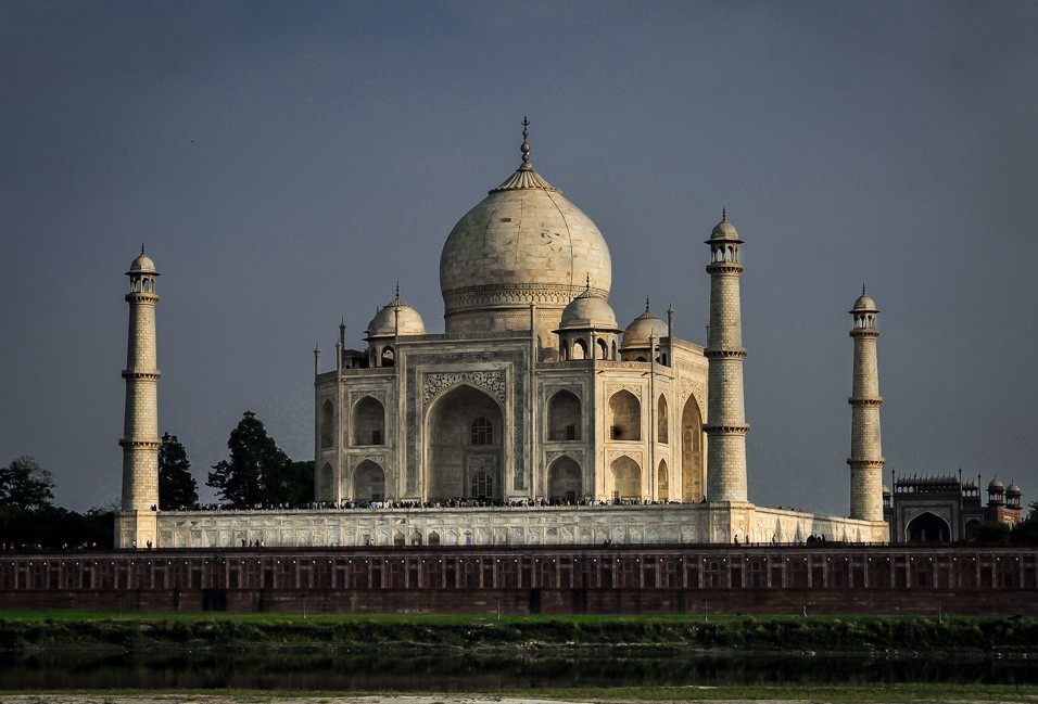 Taj Mahal od řekyJamuna