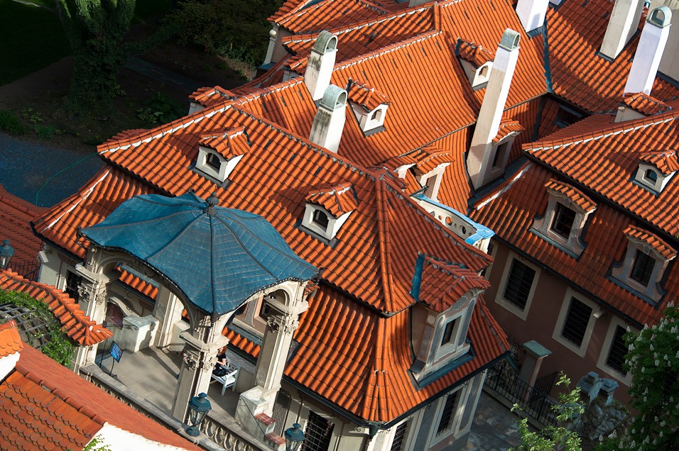 Červené pražské střechy