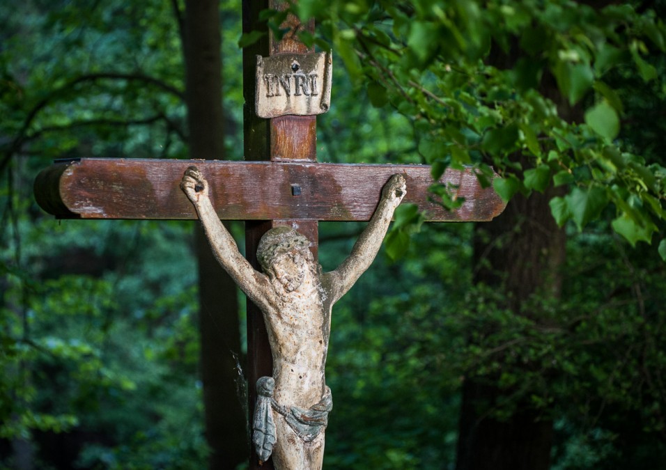 Kříž v polích u Lojovic