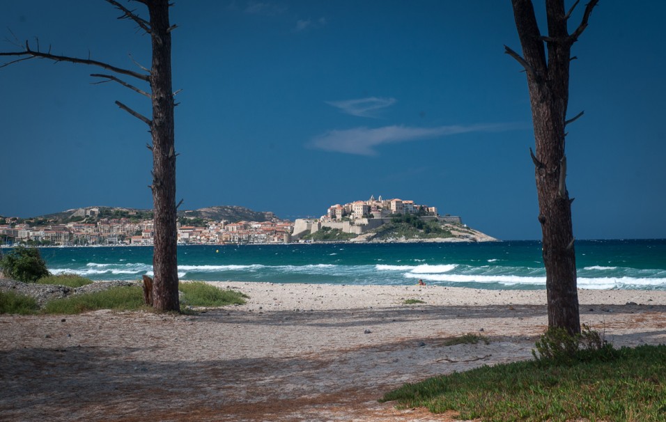 Pohled z pláže na Calvi