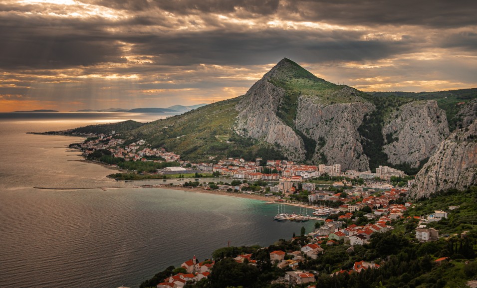 Omiš s nadhledu