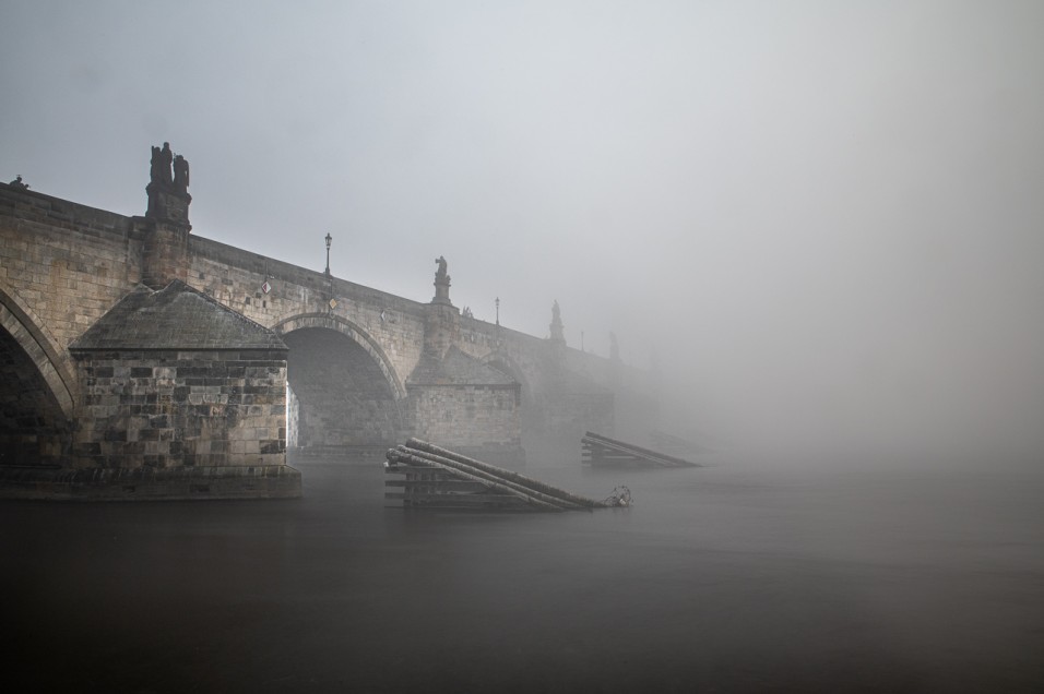 Mlha u Karlova mostu