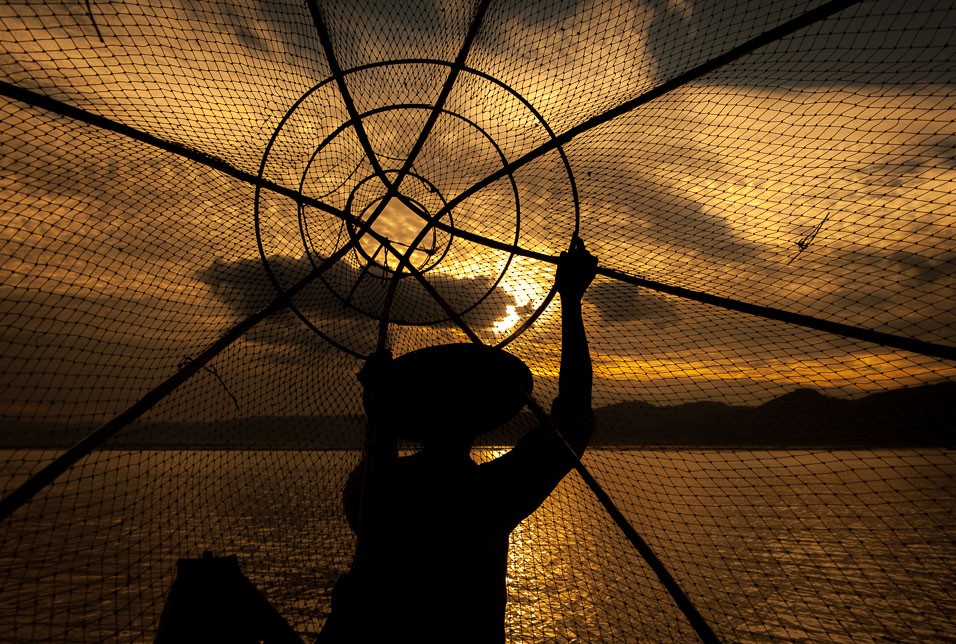 Západ slunce na jezeře Inle