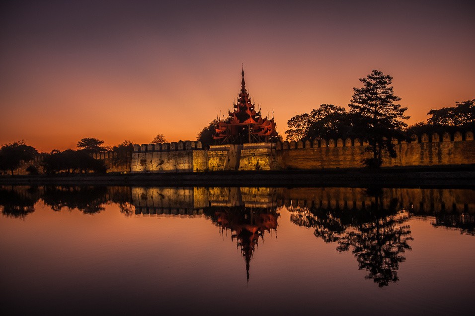 Královský palác po západu slunce