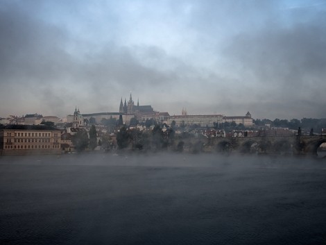 Mlžný pohled na Pražský Hrad