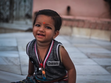 Indické dítko v krysím chrámu