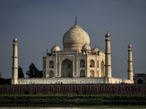 Taj Mahal od řekyJamuna