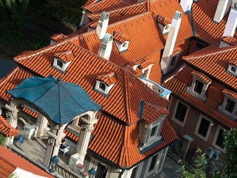 Červené pražské střechy