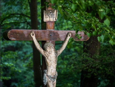 Kříž v polích u Lojovic