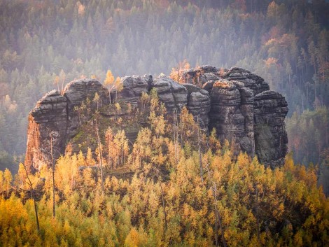 Jedna z okolních skal