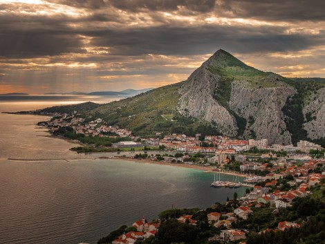 Omiš s nadhledu