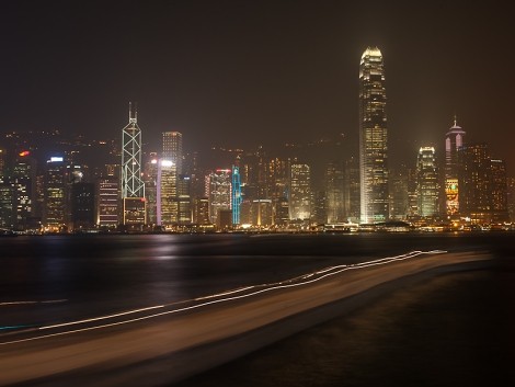 Večerní Hong Kong z Victoria harbour