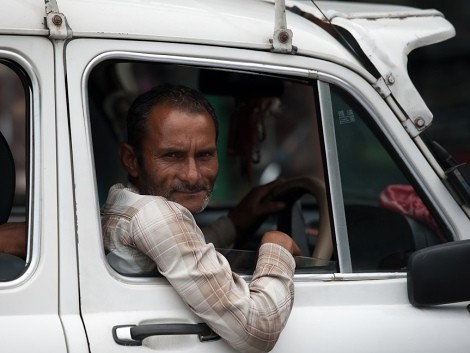 Veselí indičtí taxikáři