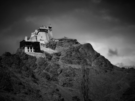 Tsema Gompa nad městem