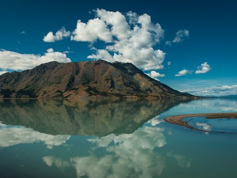 Jezero Kluane jako sklo