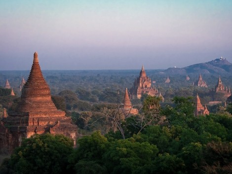První západ nad Baganem